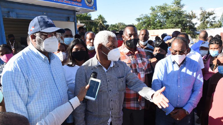 Obras Públicas inicia asfaltado y bacheo a calles de municipios Boca Chica, La Caleta y Andrés