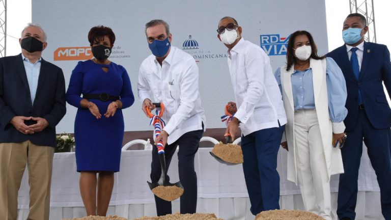 Presidente Abinader y ministro de MOPC Ascención dan primer picazo a inicio construcción elevado en Boca Chica