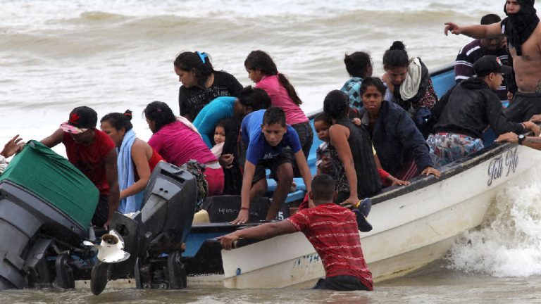 Devueltos al mar por Trinidad y Tobago, 29 venezolanos que llegaron en embarcación ilegal a las islas