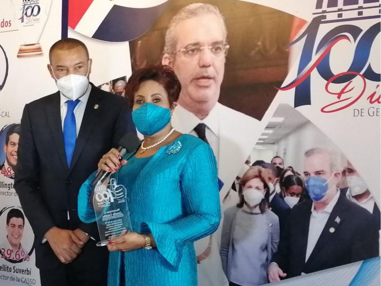La Superintendente Lic J. Castillo recibe reconocimiento como una de los 15 funcionarios mas destacados en 1ros. 100 dias de Abinader
