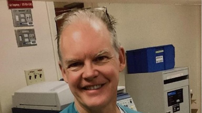 Muere médico forense que recibió vacuna contra el coronavirus en Miami, investigan caso