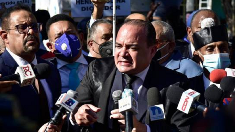 Abogados prrotestan frente a la Super Corte, apresan mujer armada con un cuchillo en mainifestación