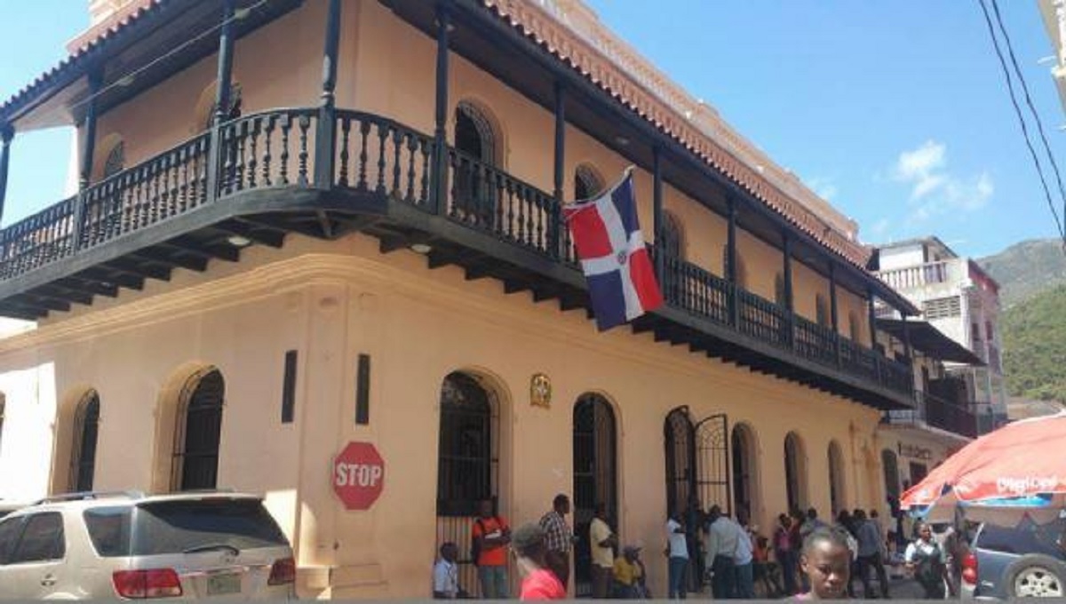 Haitianos intentan incendiar dos consulados dominicanos en Haiti
