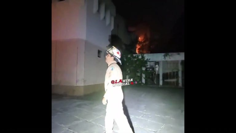 Otra desgracia en La Vega, un gran incendio se origina en el edificio del antiguo Teatro Vega Real
