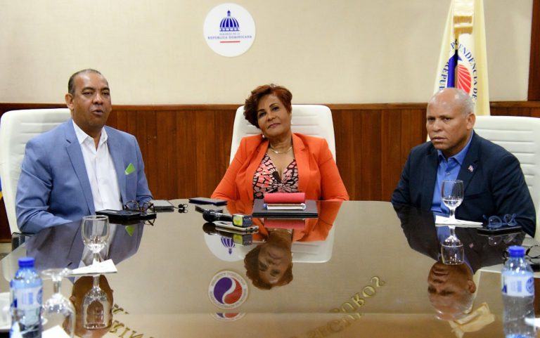 Ministro de Obras Públicas y Superintendente de Seguros buscan asegurar obras del Estado