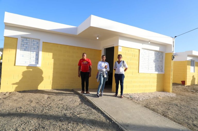 Presidente Abinader entrega 390 viviendas completamente amuebladas a familias desplazadas en Monte Grande