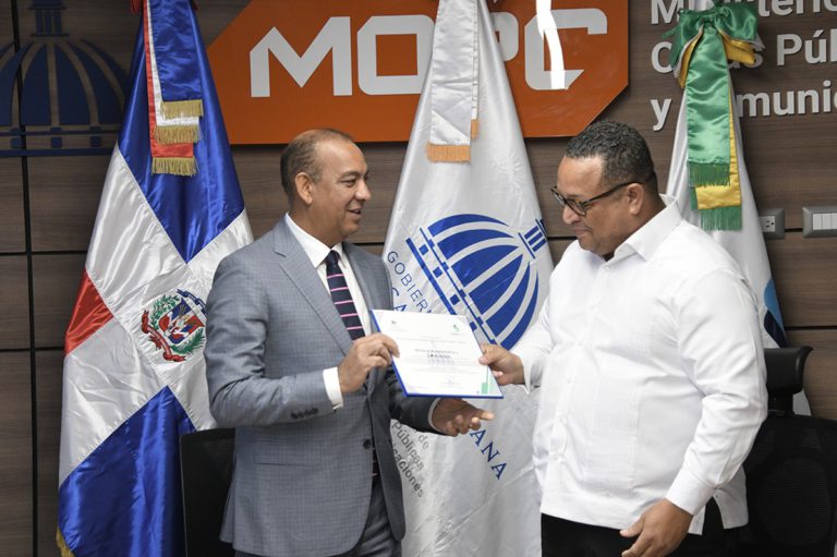 Por segundo año consecutivo, Inap reconoce a Obras Públicas por alto desempeño en capacitación de empleados