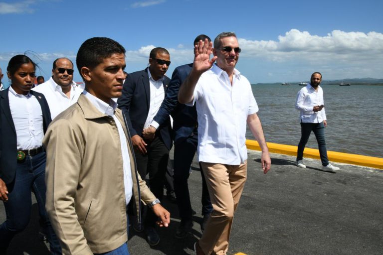 Presidente Abinader pone en servicio el nuevo muelle de Sabana de la Mar