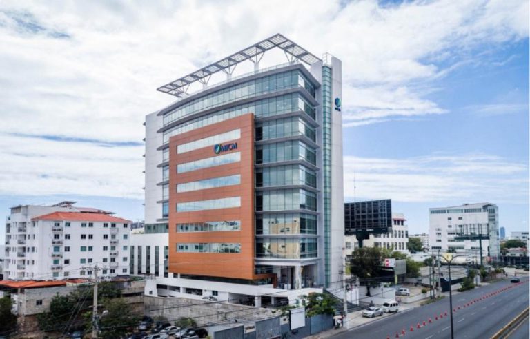 Investigan varios exfuncionarios por presunta evasión de 800 millones de pesos en compra de edificio