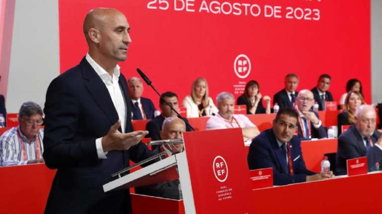 La FIFA suspende al Presidente de la Federación Española de Fútbol por el caso del beso forzado