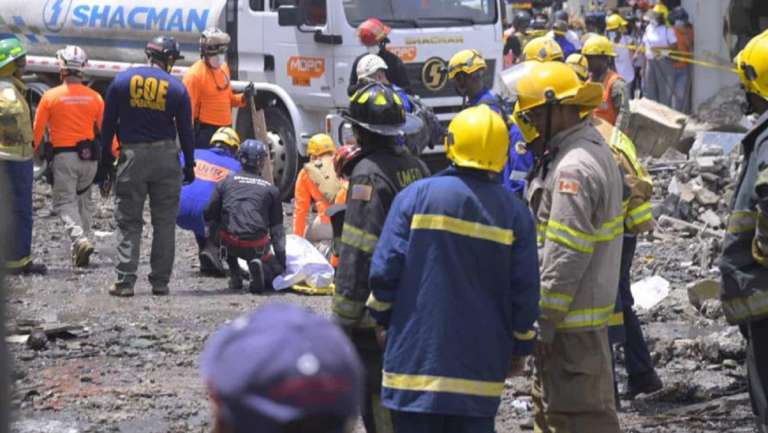 Tragedia en San Cristóbal: 11 Muertos, a 29 Horas de siguen Llamas y Duelo Oficial