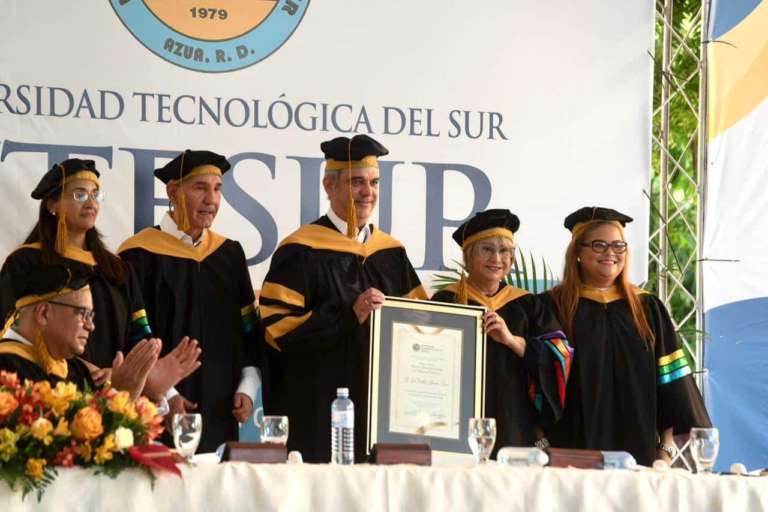 Utesur otorga Doctorado Honoris Causa al Presidente Luis Abinader