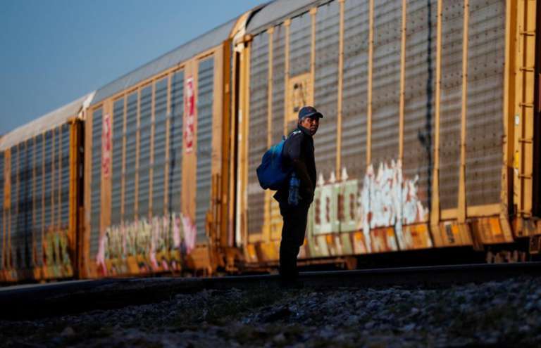 Crece presión a Biden por la crisis migratoria en la frontera; comienzan deportaciones de venezolanos