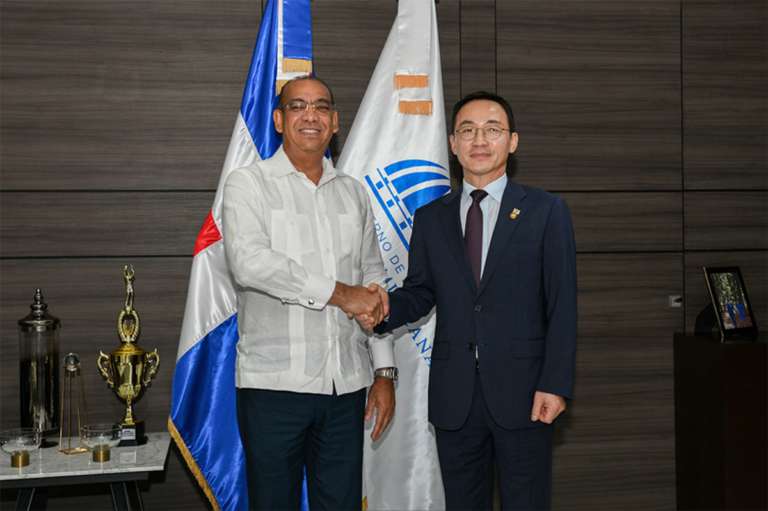Ministro de Obras Públicas recibe delegación de Corea del Sur, la encabeza su embajador Sang Ryul Lee