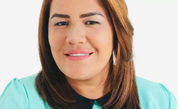 La precandidata alcaldía de Hondo Valle Yésica Montero, 2 Regidores y otros 30 dirigentes renuncian al PLD