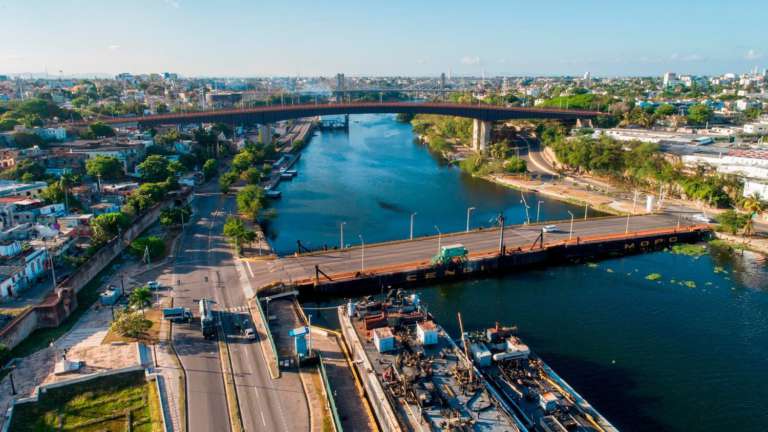 El puente flotante permanecerá cerrado durante una hora este sábado