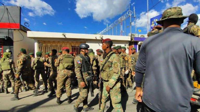 El Ejército dominicano aumenta su presencia después de que agentes haitianos cruzaran la frontera y asaltaran a comerciantes dominicanos