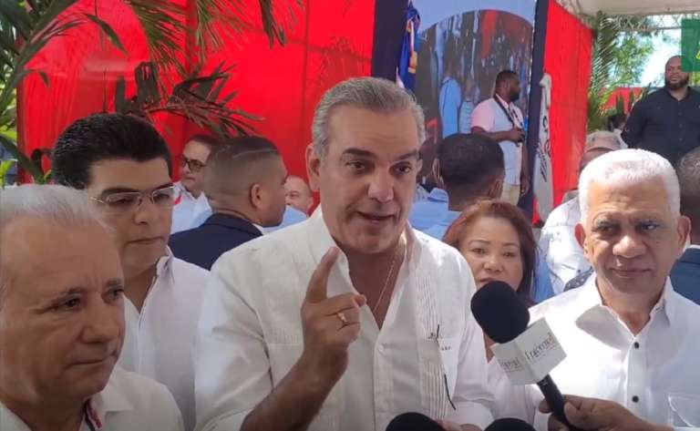 El presidente Abinader invita a los sectores a debatir la controvertida ley del DNI en medio de altos índices de aprobación