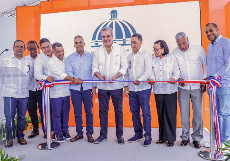 Presidente Abinader inaugura primer tramo de la carretera Barahona-Enriquillo, con una inversión de RD$1,821 millones