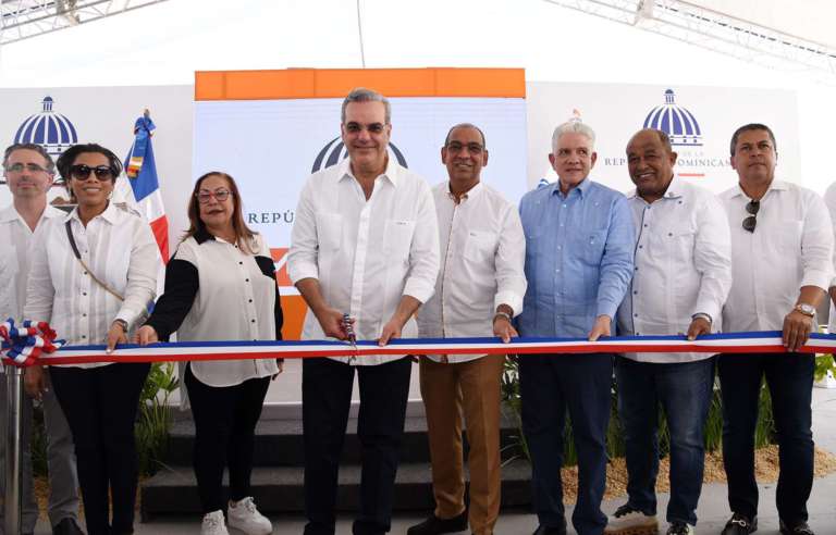 Presidente Abinader inaugura rehabilitación de carretera Navarrete-Montecristi