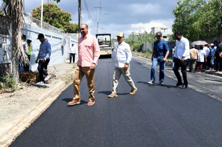 MOPC beneficia con asfaltado de sus calles a Brisas del Este, La Ureña y otros barrios de SDE