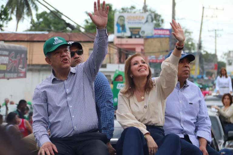 «Leonel e Ingrid Mendoza lideran caravana en Santo Domingo Norte, energizando a sus partidarios para las próximas elecciones»