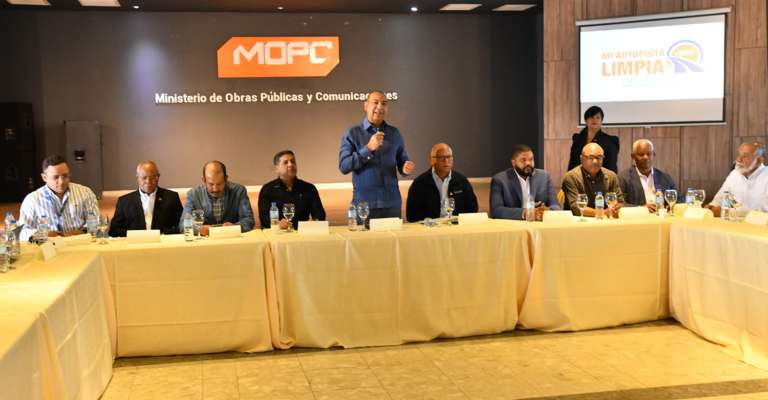 Obras Públicas y decenas de alcaldes electos asumirán limpieza de carreteras con el programa «Mi Autopista Limpia»