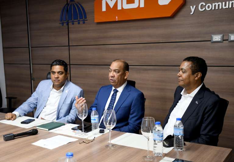 MOPC coordina con liderazgo municipal programa «Mi Autopista Limpia»