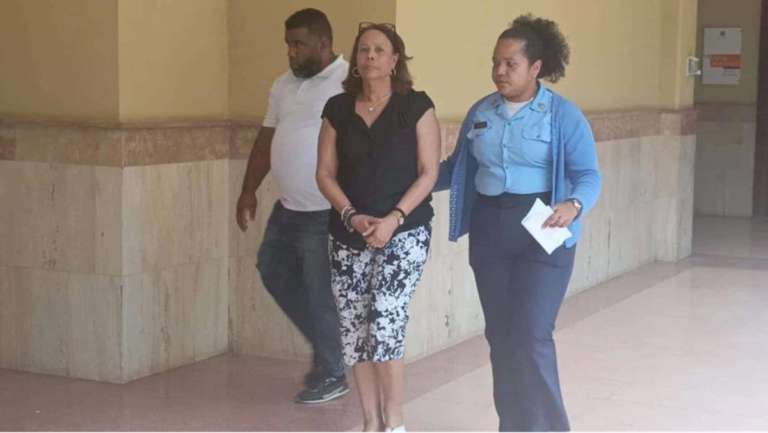 «Mujer acusada de asesinar a su esposo pagó RD$4 millones a sicarios, revela abogado en conferencia de prensa»