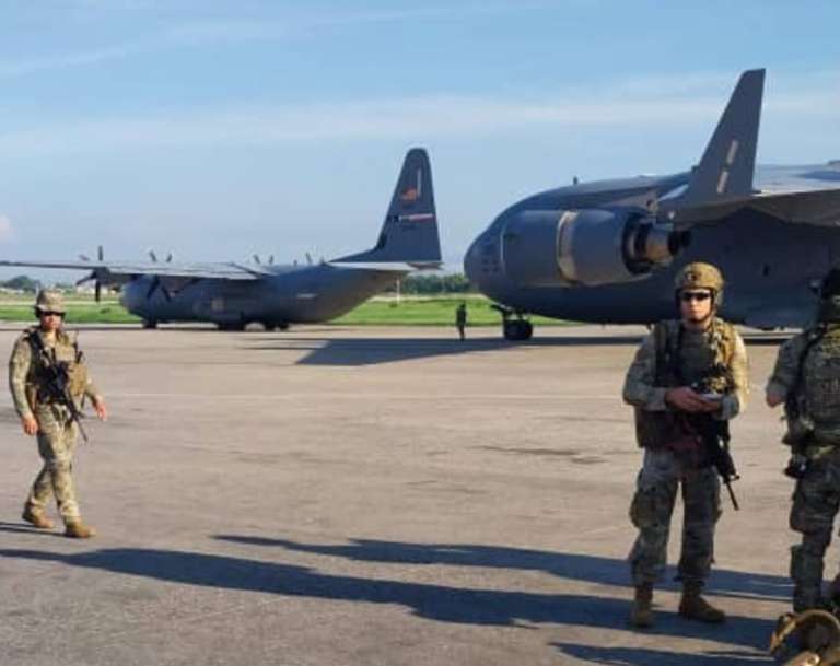 «Mas de 100 vuelos recibirá el aeropuerto de Puerto Principe desde EE.UU. ahora se construye una base para fuerza multinacional»