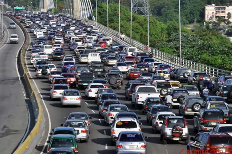 “Defensor del Pueblo recomienda cuidadoso manejo y regulación para controlar crecimiento vehicular en República Dominicana”
