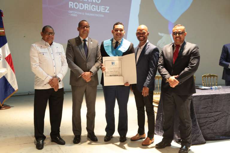 Hospital Salvador B. Gautier gradua 77 médicos residentes en 24 de las 27 especialidades que se imparten en dicho centro de salud.
