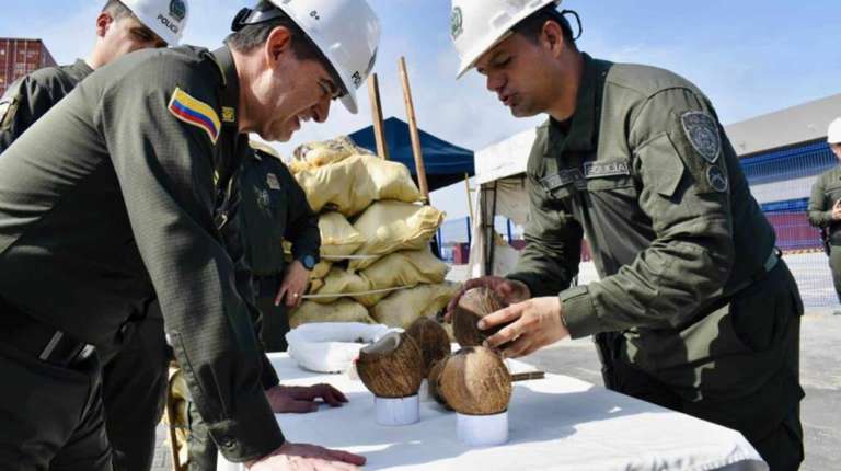 «Autoridades colombianas desmantelan operación de contrabando de cocaína disfrazada de agua de coco»