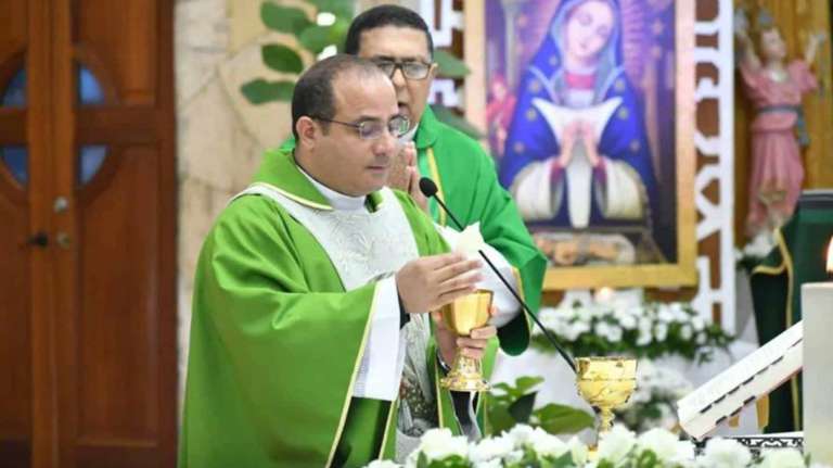 «El Papa Francisco insta a los sacerdotes dominicos a mantener sermones a menos de ocho minutos para evitar que su congregación se quede dormida»