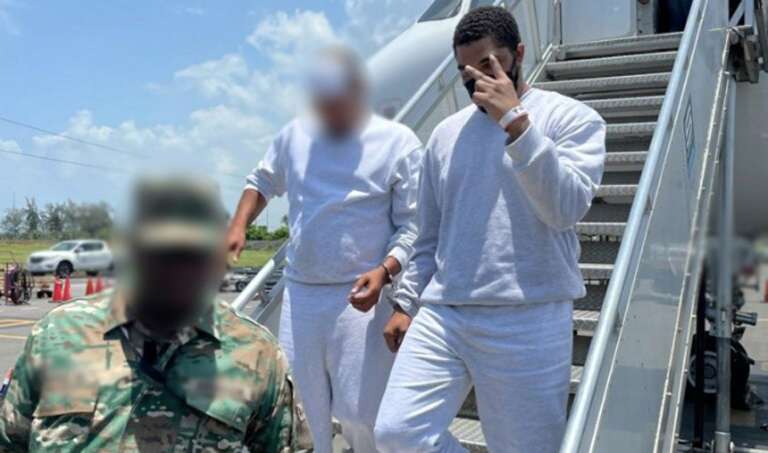 «Hombre dominicano arrestado por ICE por asesinato en la República Dominicana y deportado después de ser capturado por tráfico de drogas en los EE. UU.»