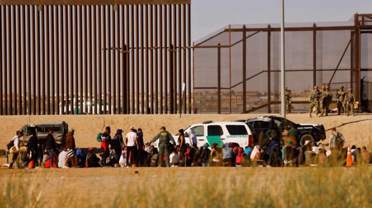 «Encuesta revela que la mayoría de estadounidenses apoya una deportación masiva de inmigrantes indocumentados»