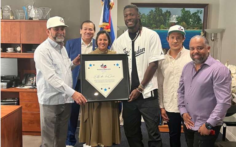 Consulado y fundación deportiva reconocen al  pelotero Elly Antonio de la Cruz, estrella  de Cincinnati en las Grandes Ligas
