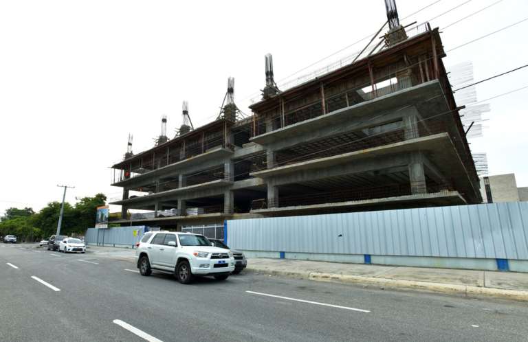 Deligne Ascención afirma avanzan trabajos de construcción parqueo Centro de los Héroes I