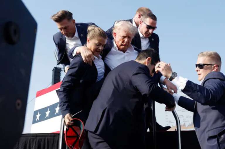 «Disparan al expresidente Donald Trump, escena caótica durante discurso en un mitin»