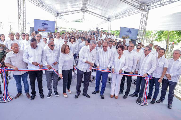 Presidente Abinader encabeza acto de entrega calles asfaltadas en La Caleta y Boca Chica
