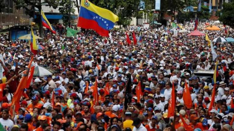 «Aumenta la tensión en Caracas, Gobierno y oposición miden fuerzas en sendas movilizaciones en medio de la incertidumbre»