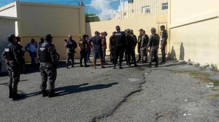 Resultó muerto un recluso que mantuvo secuestrado por varias horas al comandante de la cárcel del 15 de Azua, en la operación del rescate