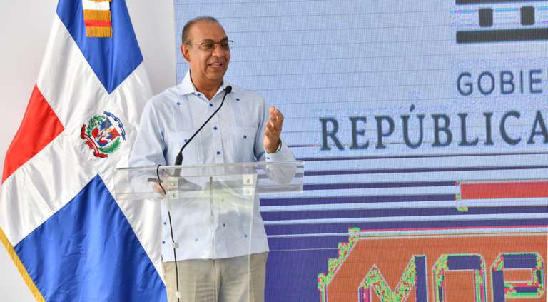 Deligne Ascención dice Gobierno está comprometido asfaltar todos los sectores del GSD