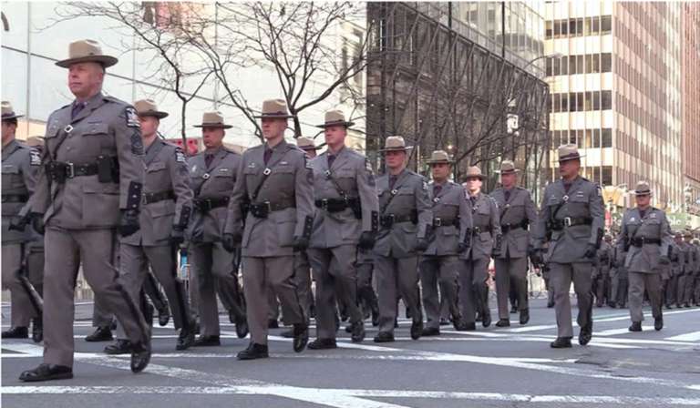 Gobernadora de NY envía policía estatal para reforzar al NYPD en combate al crimen, en sector de Queens