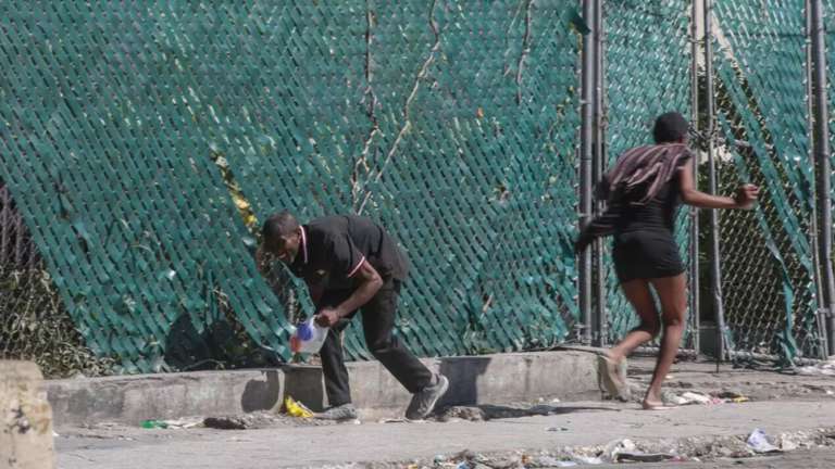 En septiembre, 2022, Abinader había prohibido la entrada al país de «Mikano» líder de banda que produjo la matanza de casi 200 personas en Haití
