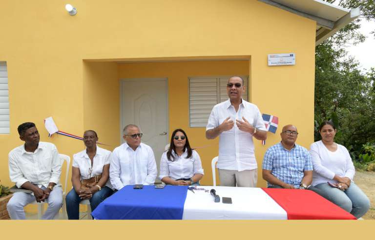 Obras Públicas entrega vivienda a familia de escasos recursos en el sector La Hondonada