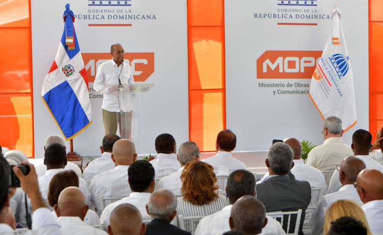 Presidente entrega carretera Comendador-Guaroa-Macasías, a través del Ministerio de Obras Publicas y Comunicaciones