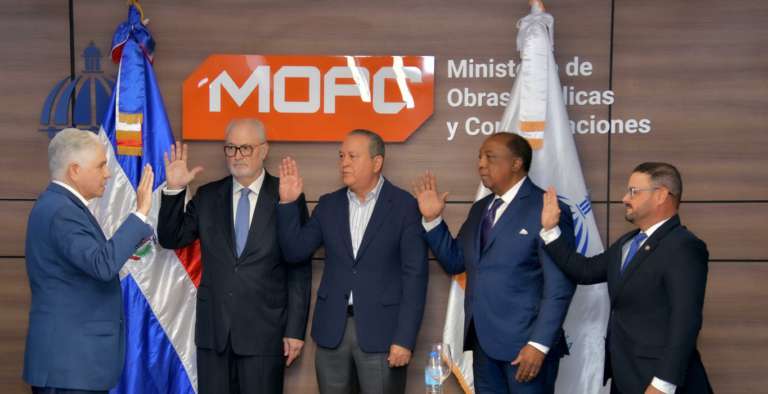 Eduardo Estrella juramenta nuevos viceministros de Obras Públicas y Comunicaciones