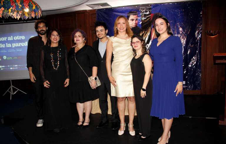 «El Amor al Otro Lado de la Pared» se presenta en Santiago