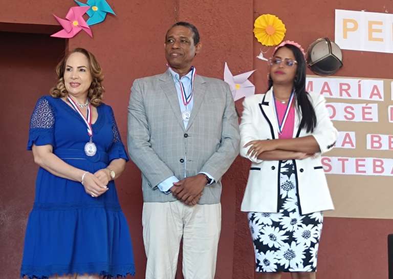 Ana Bertha Pérez recibe la Medalla al Mérito Periodístico «Orlando Martínez» del Colegio Padre Emiliano Tardif